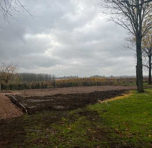 Grondwerken op een perceel in aanleg