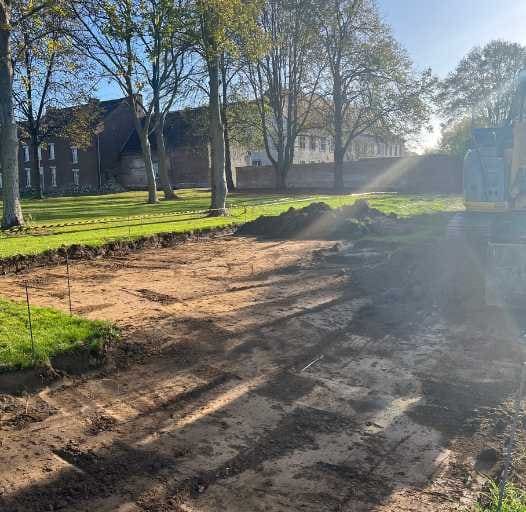 Grond- en afbraakwerken als basis voor een nieuw tuinproject