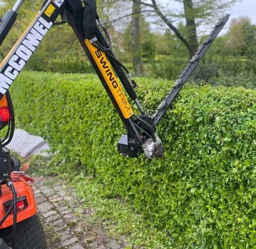 Hydraulische heggenschaar tijdens snoeiwerk