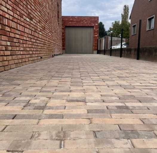 Bestrating in gebakken klinkers naar een garage