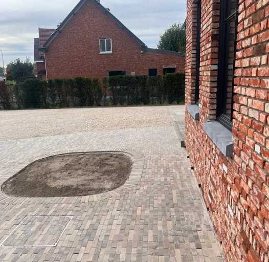 Bestrating met ronde boomspiegel op een terras