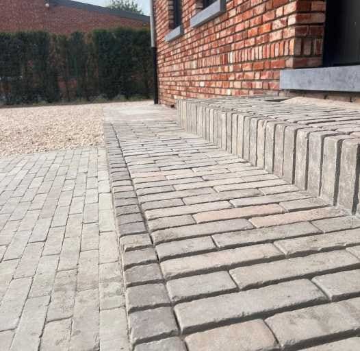 Terras in visgraatpatroon aangelegd tegen de gevel
