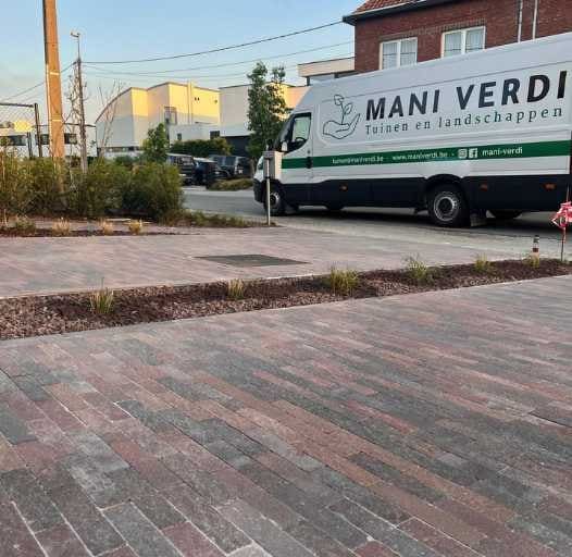 Bedrijfswagen van Mani Verdi op een werf