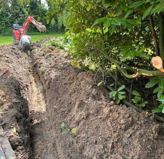 Graafwerk voor een rioleringsleiding in een tuin in Hasselt
