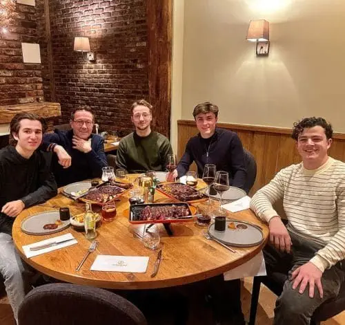 Het team van Mani Verdi samen aan tafel