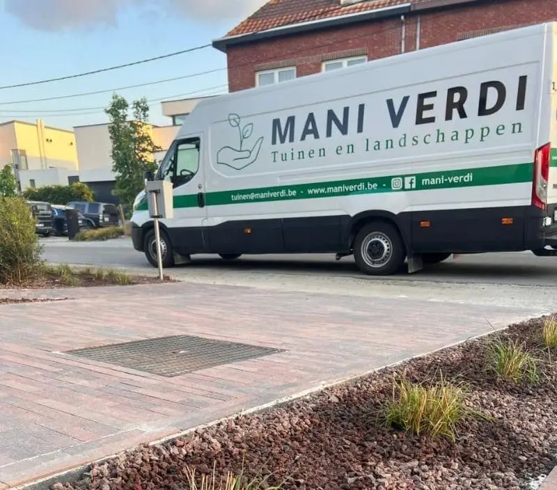 Bedrijfswagen van Mani Verdi op een werf in Hasselt