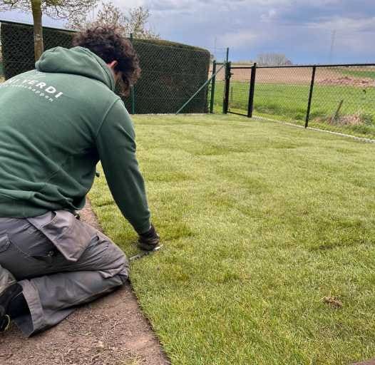 Medewerker van Mani Verdi legt een gazonrand aan